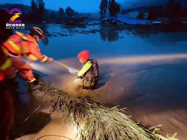  夫妻|危险！陕西一河道河水暴涨 一对夫妻被困车内，妻子还有身孕