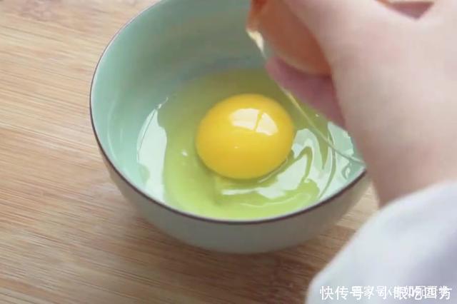 讲解|韭菜盒子过程详细讲解,金黄酥脆,一吃就停不下来!