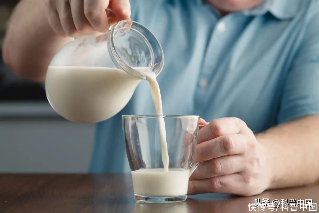 长期喝牛奶可以预防癌症吗(每天喝一杯牛奶，身体会发生什么变化？强健骨骼？能降低癌症风险)