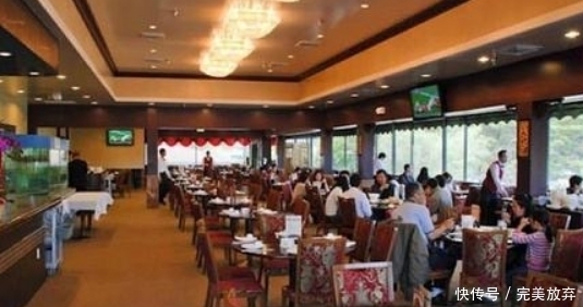 德国人|德国人到中国吃大闸蟹,吃完两盘丢下100块钱就走,老板:你干嘛