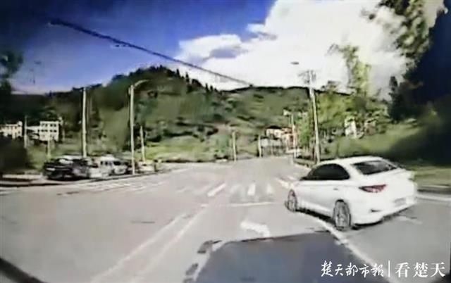  顺眼|只是因为人群中“看你不顺眼”，路怒男子驾车逼停考试的教练车