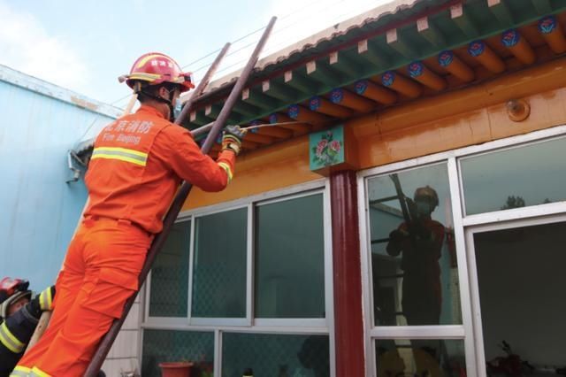  现场|请问消防清马蜂窝收费吗？消防员：不收费！抓蝙蝠也不收费
