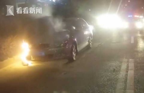  凑热闹|男子街边围观凑热闹 不料自己竟是事故“主角”