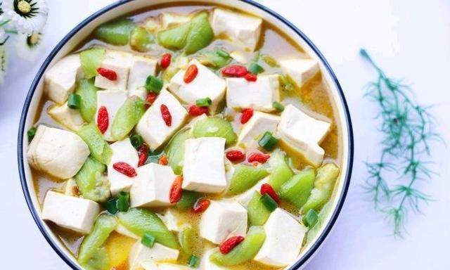  皮肤|闺蜜皮肤特别好，原来秋季天天喝这款汤，滋补又养颜如同少女