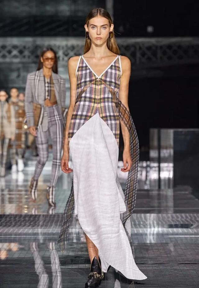 裙子|早秋最美的5条裙子，可以安排了