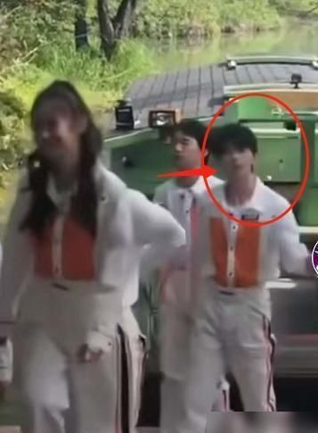  路透|《跑男》路透曝光，蔡徐坤和郭麒麟肩并肩走