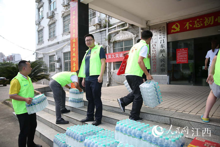 人员|高清图：防汛人员高温下坚守 志愿者送清凉