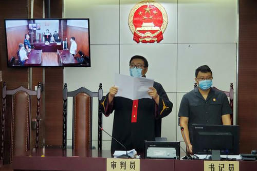  被判|七旬老人楼道里“捡”了一箱化妆品，扔了化妆品卖纸箱，被判赔偿一万多