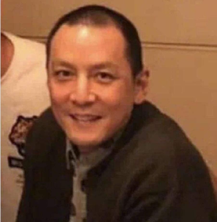 变白|45岁吴彦祖近照曝光,秃顶秃成苏大强,头发变白面容憔悴!