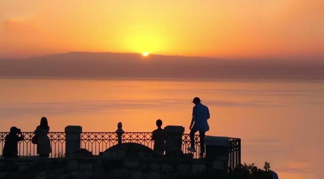 版面|《中餐厅》登上《中国日报》,霸占一半版面,封面却只有一位成员