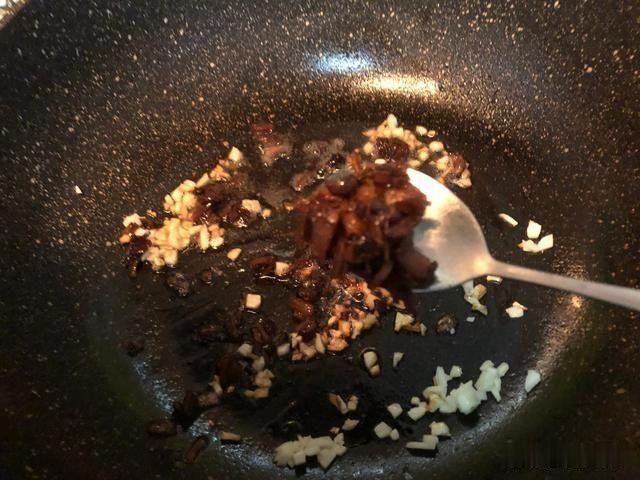 翠绿|生菜这么做翠绿爽脆，苦味减少鲜香加倍，十分钟上桌，一盘不够分