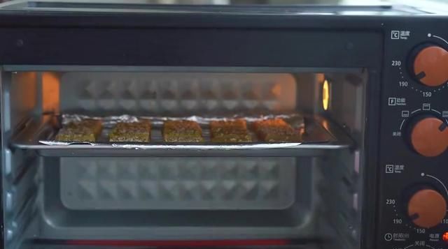  夏天|在夏天想吃饼干怎么办？用两个鸡蛋加上一碗面粉，就能做香酥饼干