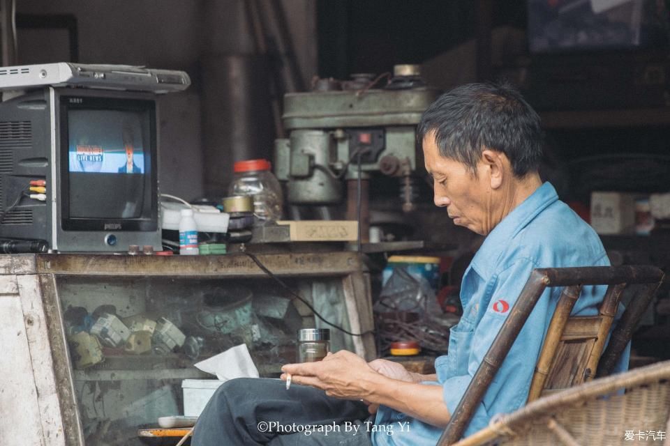 老一辈|【热搜冲顶】老一辈四川人的生活就是：吃烟，喝茶，打牌。