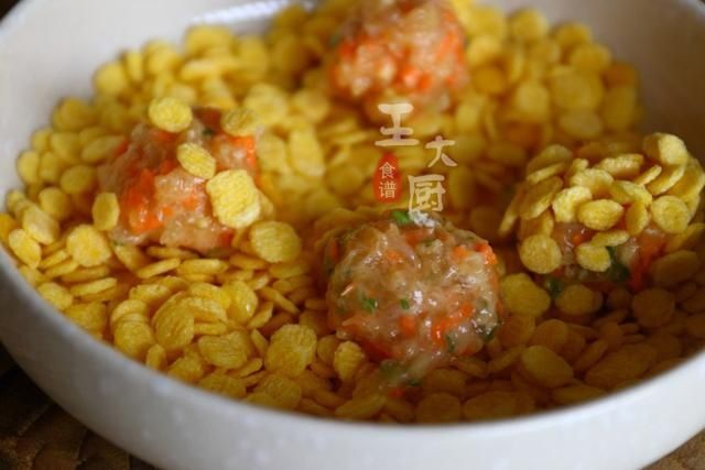 好吃|吃过一定会爱上的玉米片炸胡萝卜鸡胸肉丸子,简单好做,非常好吃