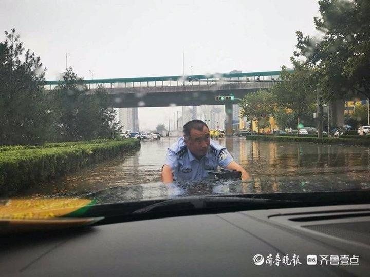 齐鲁壹点|你推车的身影真帅！一私家车雨中趴窝，济南交警涉水救援