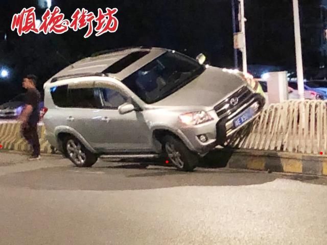  罗定|大良罗定邦中学附近这一幕，实在太尴尬了！点做到噶？