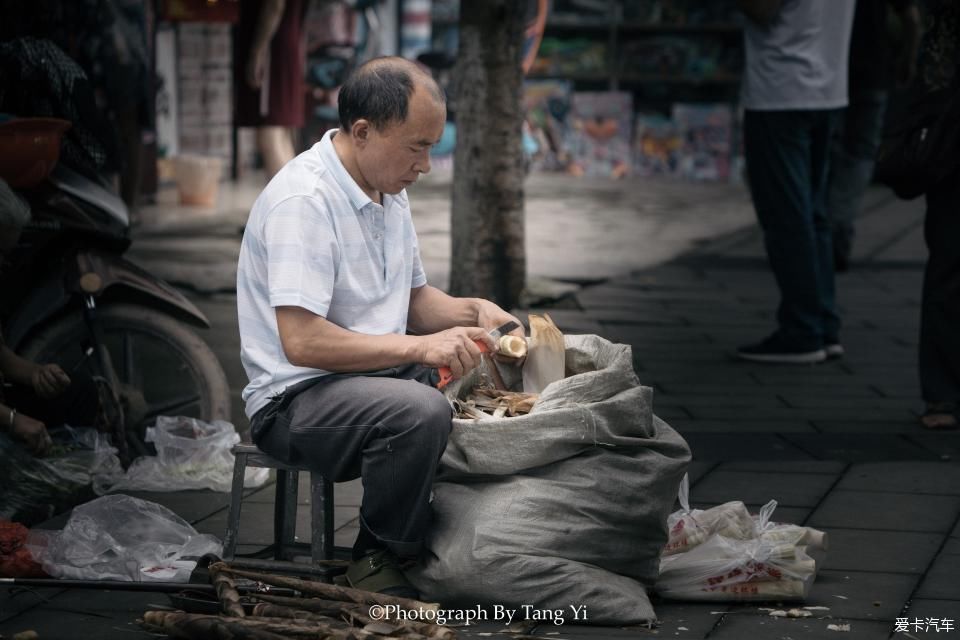 老一辈|【热搜冲顶】老一辈四川人的生活就是：吃烟，喝茶，打牌。