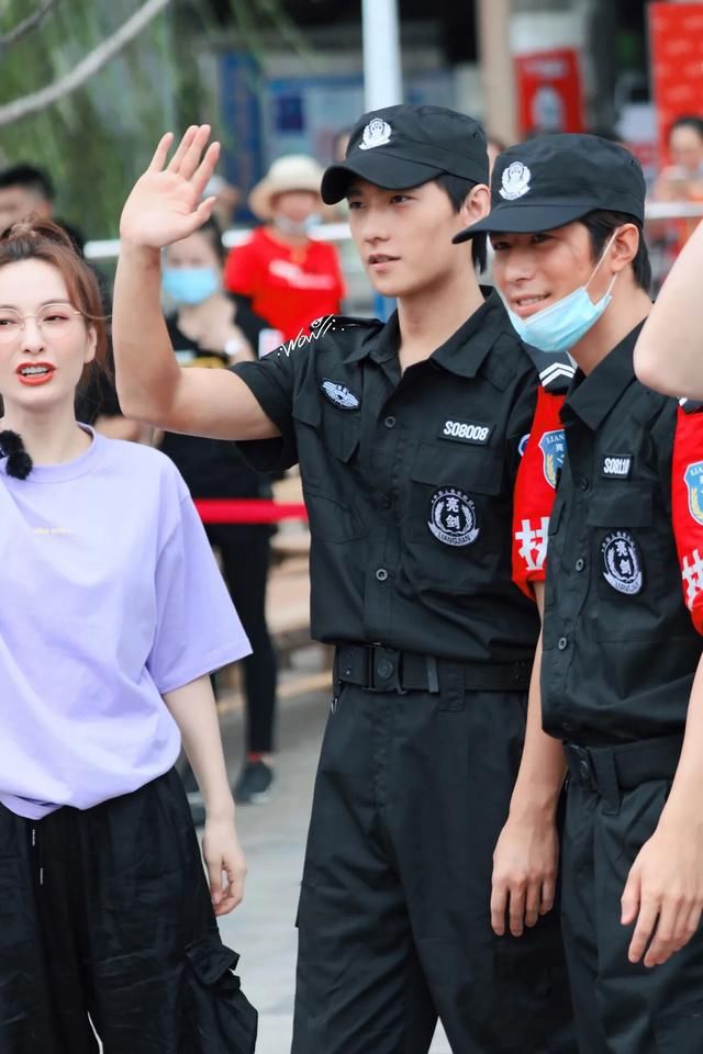 时隔|杨洋时隔五年再上真人秀，抹黑脸穿保安服太拼，帅气值有影响吗？