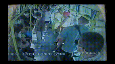 公交司机王|男子公交车上偷钱跳窗逃跑,司机跳窗追赶将其制服