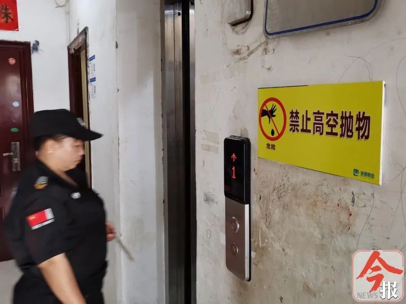  邓女士|又见高空抛物！小区内百万奔驰被汤匙砸出大窟窿