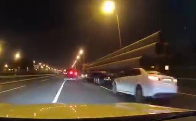  货车|轿车追尾运钢管大货车，被挂在钢管下一路拖行