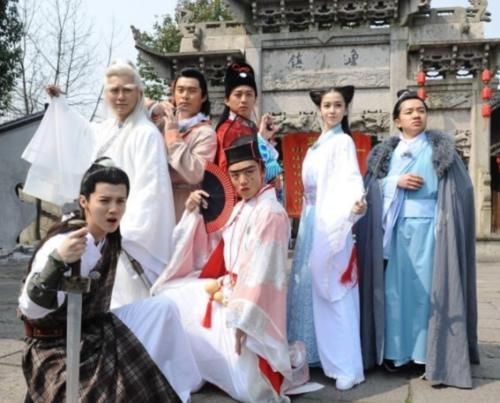  关注|郑恺发文回忆跑男100期，晒合照尽显温馨，我却在关注他身边的苗苗