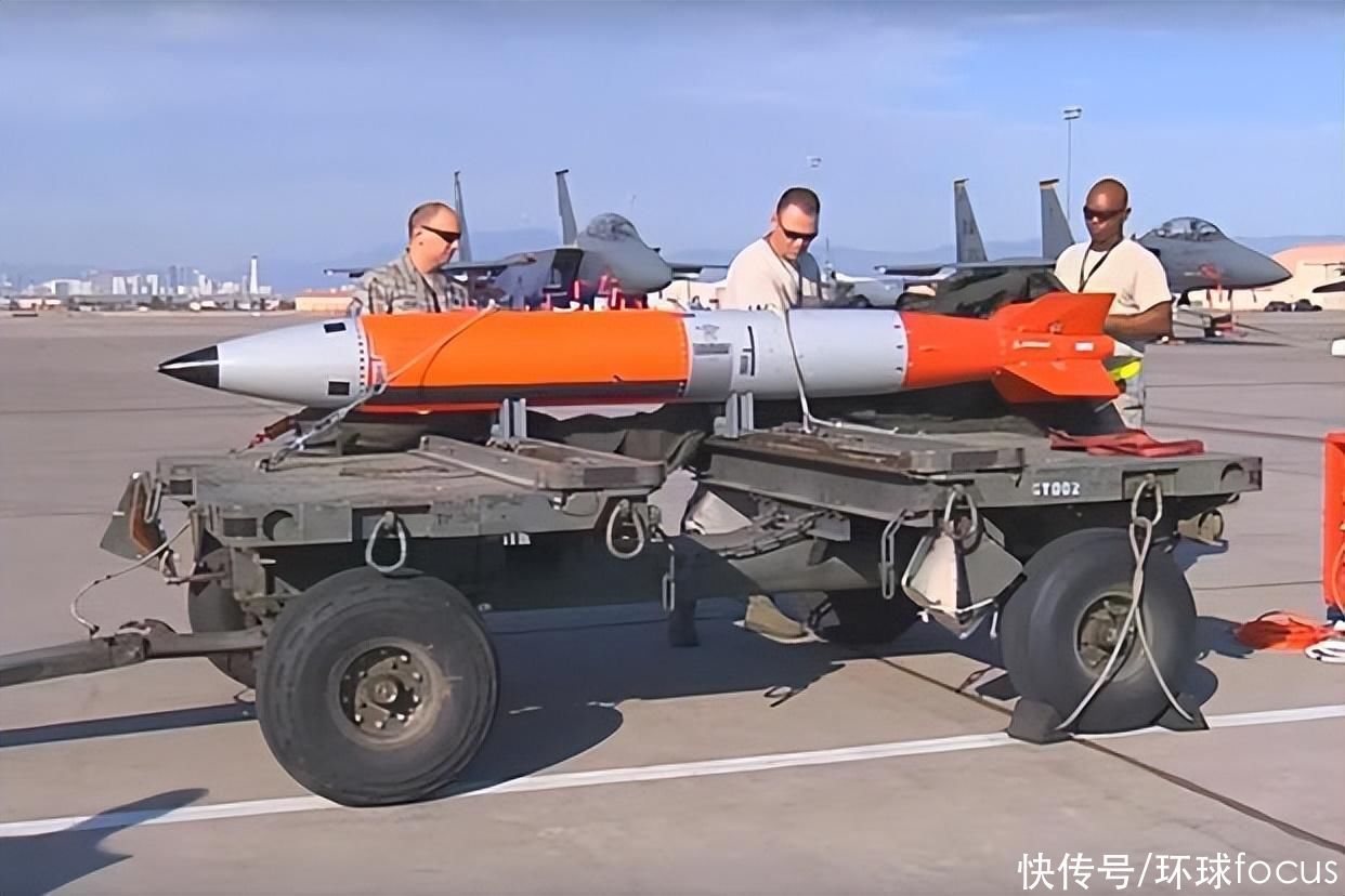 罕见照片显示美空军正用F-16战机进行旧型号核弹搭载测试