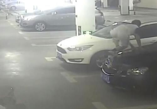  赵姓车主|车停地库被恶意损坏，车主：必须严惩追责！看完监控后懵了！