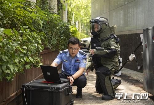  移除|排爆民警身穿70斤“铠甲”，顶着高温移除“爆炸物”