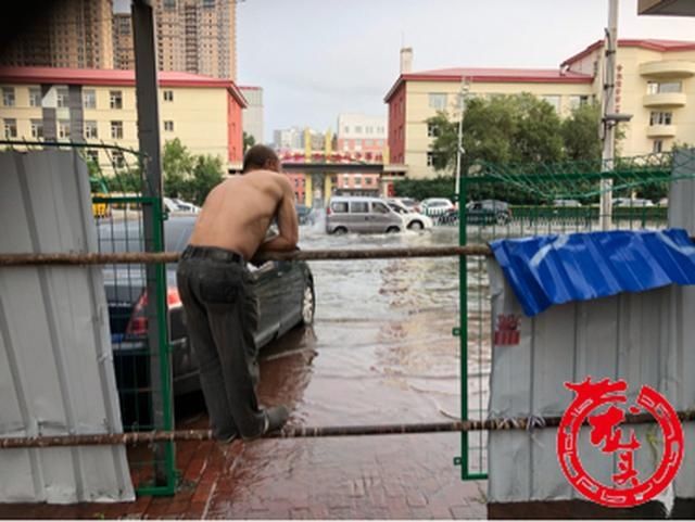 哈尔滨市|持续一小时的急雨 令哈尔滨市低洼路段成泽国