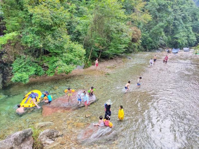 露营|小众游|泛舟露营戏水K歌……漫步夹缝岩，感受惬意悠然