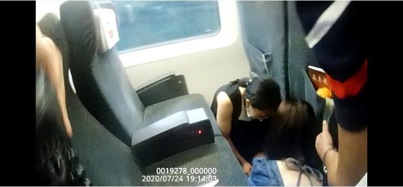  身体情况|环岛列车上将2岁儿童身体放平，拍打足底...她是谁？咋回事？