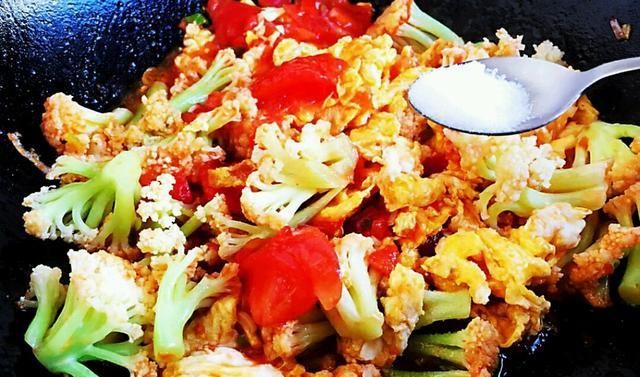  道菜|大厨带来花菜新吃法，3种蔬菜加1把盐炒一大盘，营养美味好下饭