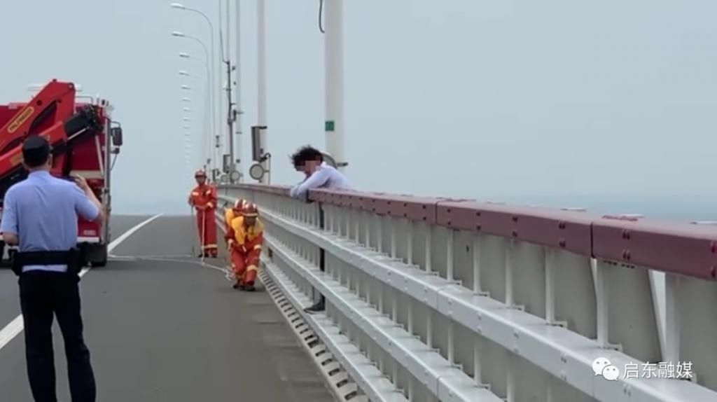  消防人员|17岁青葱少年崇启大桥欲跳桥（视频）