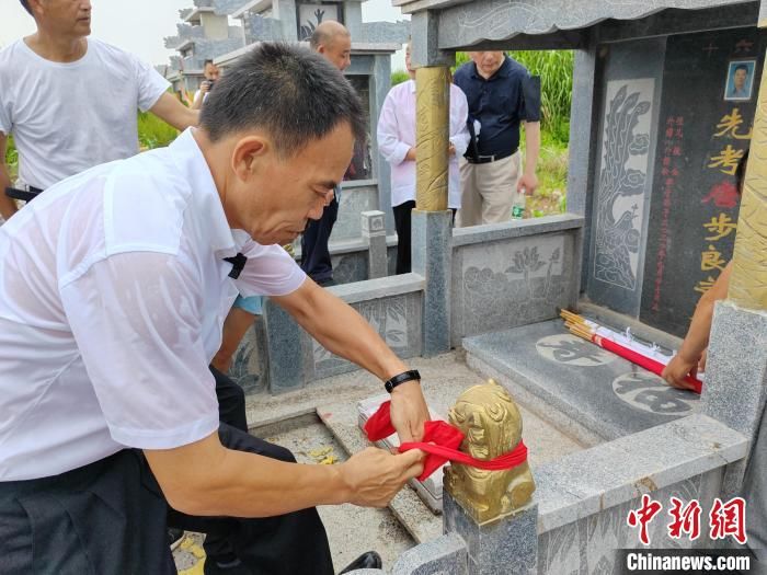 浅浅的海峡与矮矮的坟墓：台湾里长“摆渡”去台老兵魂归故里