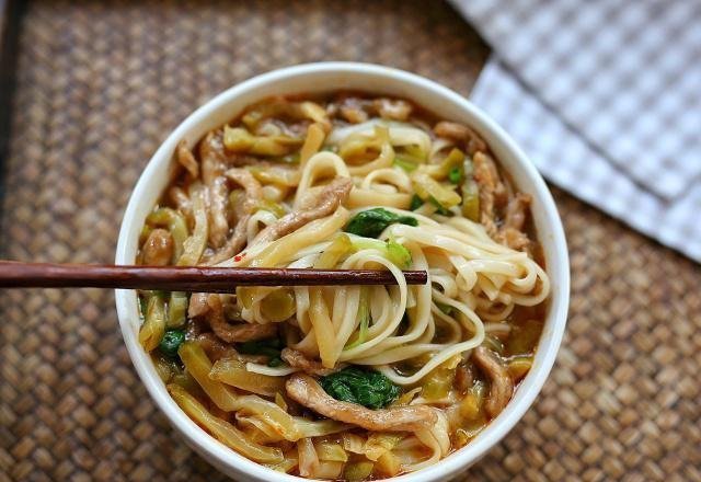 再配|榨菜别再配粥吃了,用来煮面味道更香,好吃到连汤汁都不剩