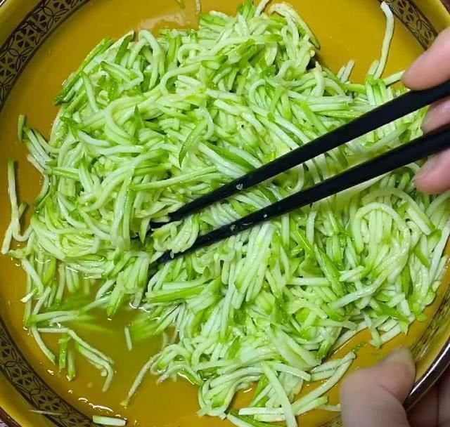 西葫芦|剩的饺子皮不要扔,做成包子,一擀一包真省事,皮薄馅大真好吃