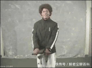 进水|妹子,你俩这样比美是认真的吗?掉进水里可就尴尬了