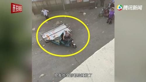  邱先生|10吨猪肉散落一地遭哄抢只剩3吨 货主崩溃拍下无耻一幕