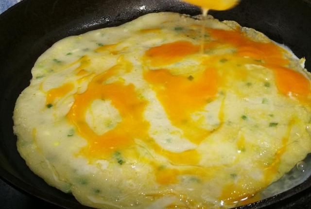  不用|面粉牛奶加鸡蛋，这会做这款家常软饼，早餐不用上外面买来吃