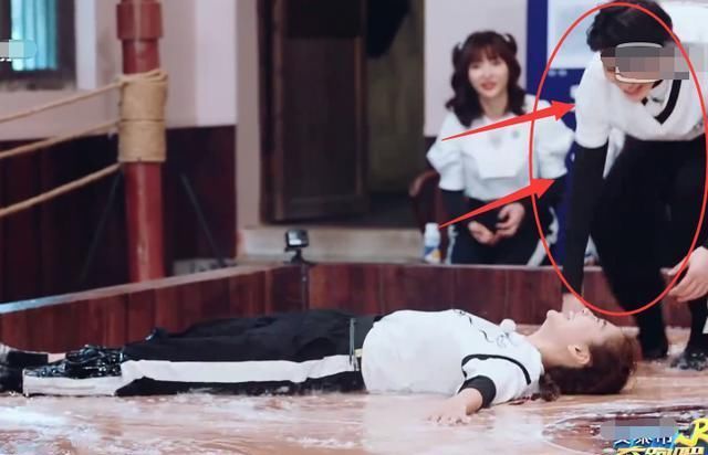  人品|baby滑倒后蔡徐坤连忙去扶，瞧见他手放的位置，人品如何有答案了