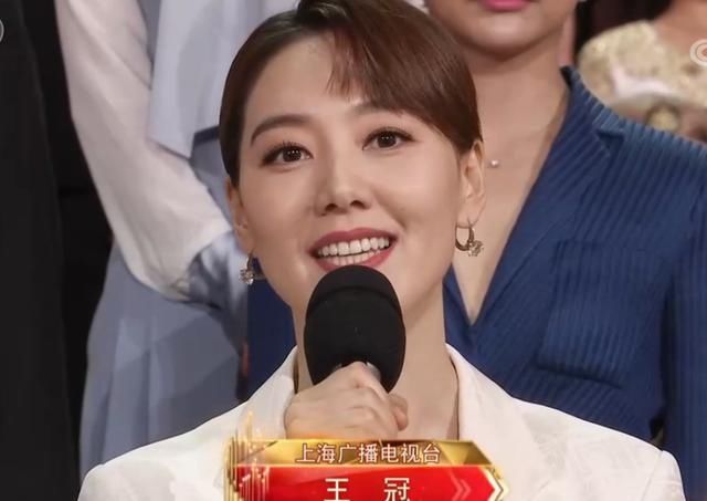  董卿|108位主持人“世纪同框”，董卿站C位，华少太业余，梁田比汪涵稳