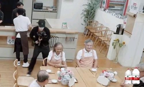  方式|极限男人帮合体，见面打招呼方式很极挑，黄渤一句话让粉丝泪目