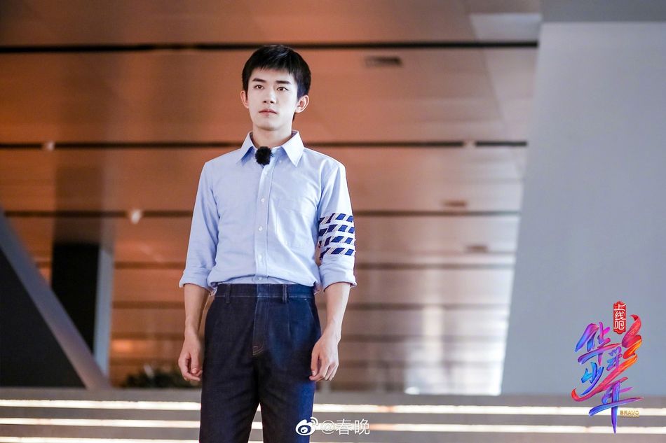  选手|央视《华彩少年》开始录制 易烊千玺带领选手进行笔试