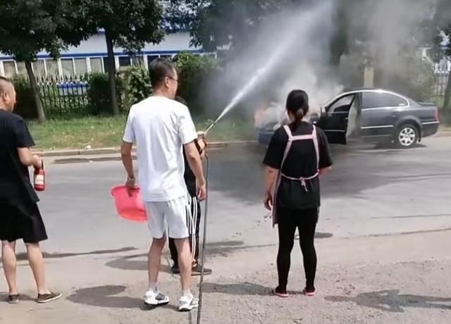  洗车|轿车自燃 洗车店“客串”消防队