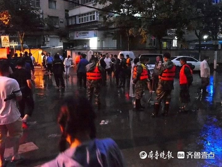 济南降下暴雨，老东门孟家巷附近街道出现短时激流大水