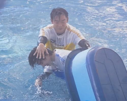  郑恺|蔡徐坤郑恺同时落水，发量却成最大亮点，21岁和34岁的区别