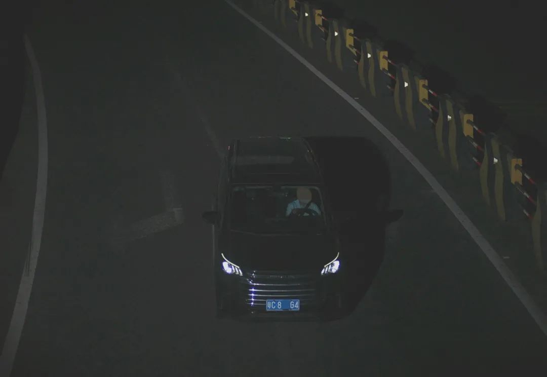  判刑|男子在斗门公交站台睡觉被小车飞撞当场丧命！车主夫妇双双被判刑！