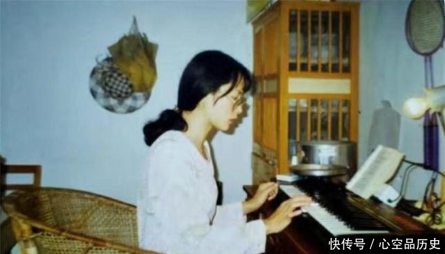 父母|“妈,你当年是被我爸绑架了吗?”网友晒父母老照片,颜值差距大