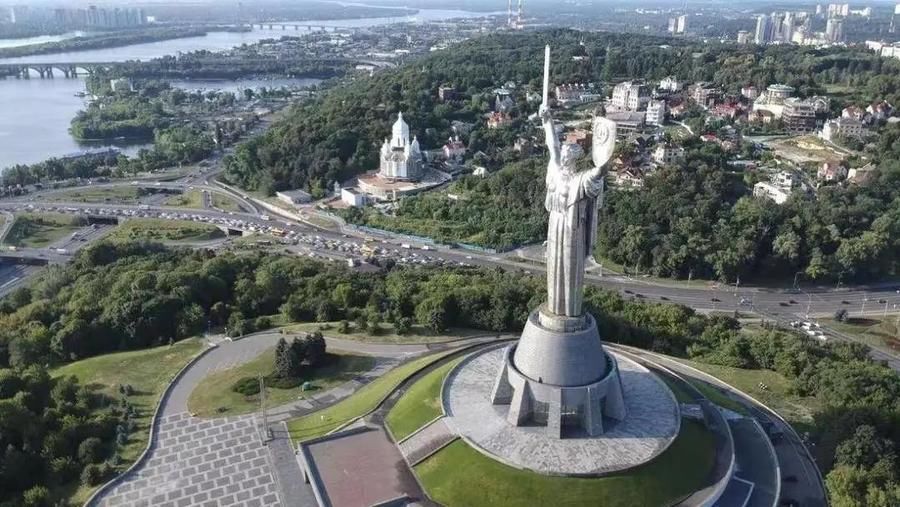 乌克兰“祖国母亲”雕像上的苏联国徽被替换成“三叉戟”